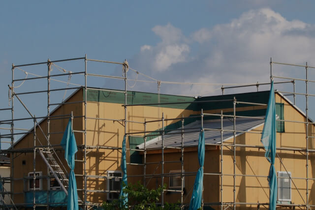 外壁塗装工事で足場が組まれた住宅